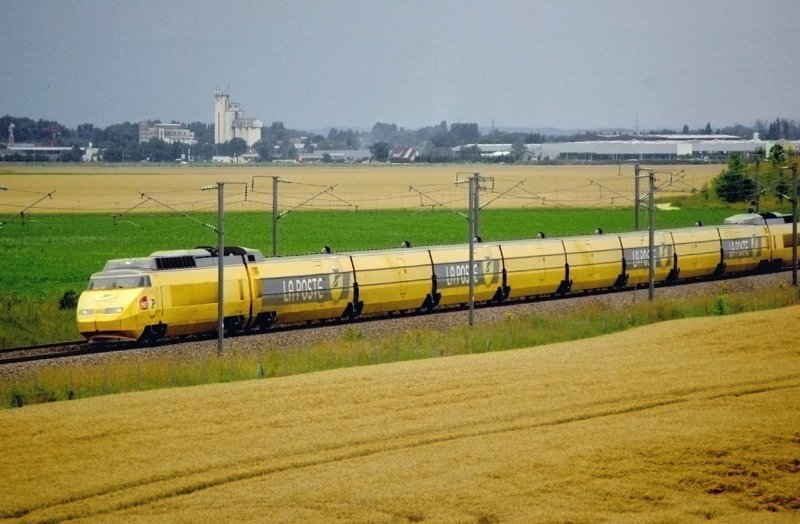 Een La Poste TGV die door het Franse landschap de post vervoert (Rechten: Mecdepaname )