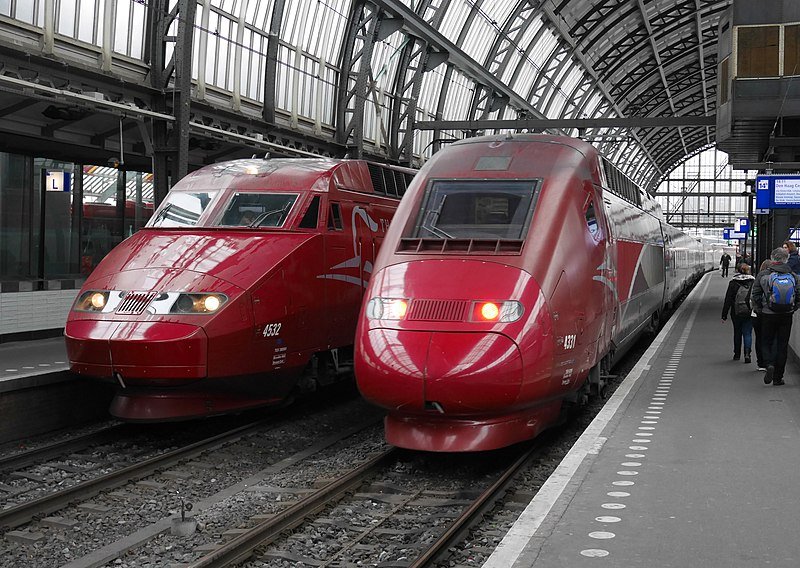 Een oude PBA en een nieuwere PBKA Thalys op Amsterdam Centraal (Rechten: Metrophil)