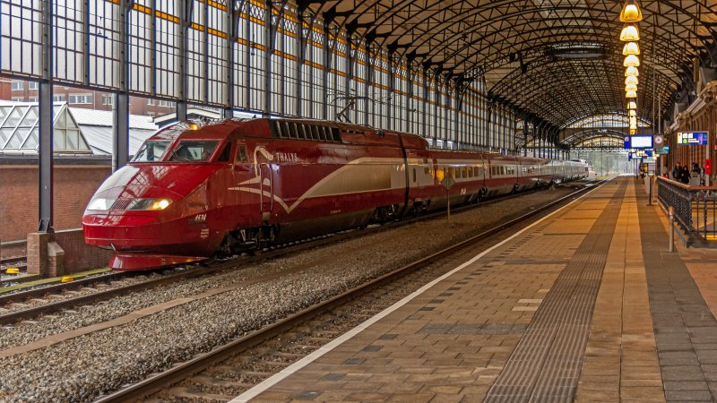De PBA Thalys stamt af van de TGV Reseau. Hier staat deze als omgeleide trein op Den Haag HS (Rechten: Rob Dammers)