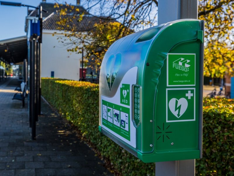 Alle stations zijn vanaf vandaag voorzien van een levensreddende AED. (Foto: NS)