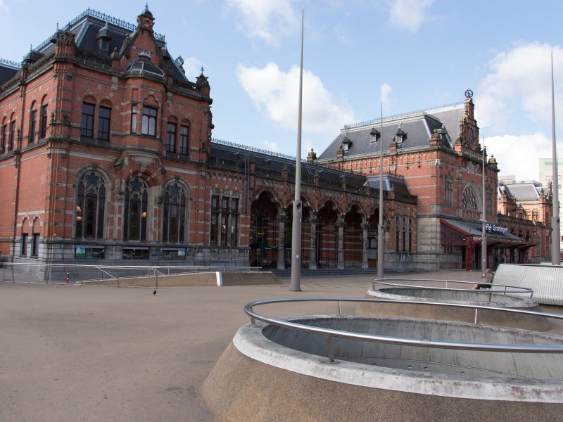 Het Stadsbalkon voor het Hoofdstation van Groningen (Foto: Rob Dammers)