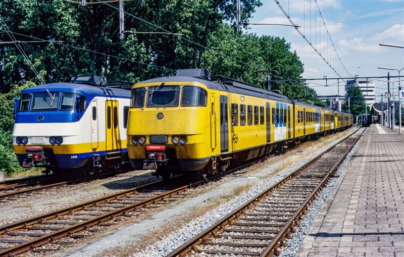 De nieuwe en de oude SGM naast elkaar. Het grote kleurcontrast laat zien dat de trein volledig vernieuwd is. (Rechten: Albert Koch)
