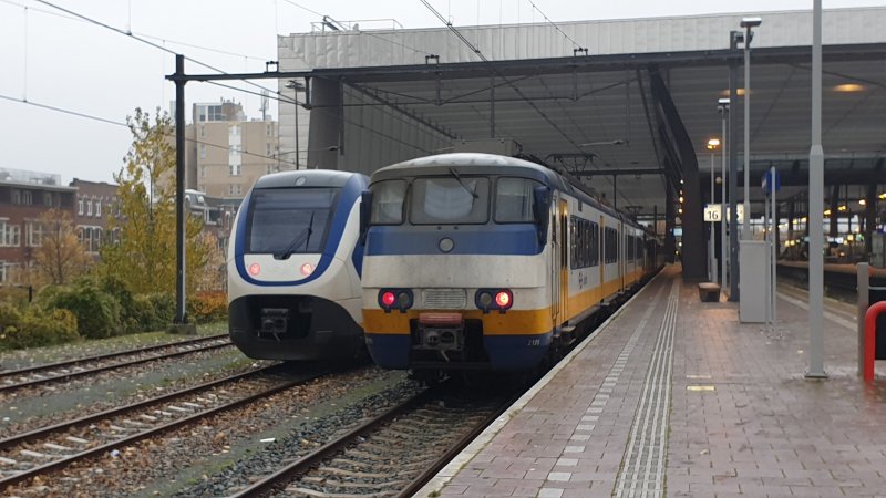Een SLT Sprinter uit het jaar 2007 en een SGM Sprinter naast elkaar op Rotterdam Centraal. (Rechten: Treinenweb)