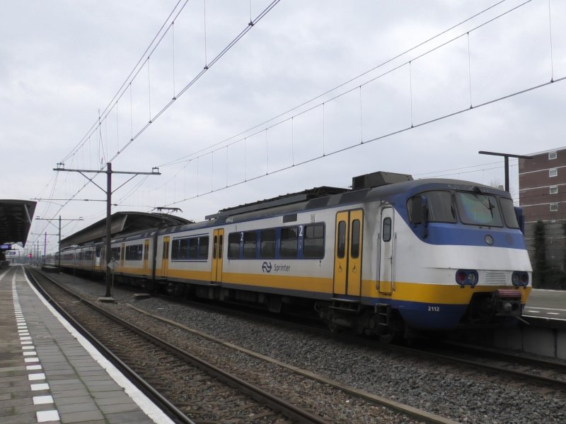 De blauwe, witte en gele kleuren markeren de trein als een Sprinter. (Foto: Spotter Crazyperson)