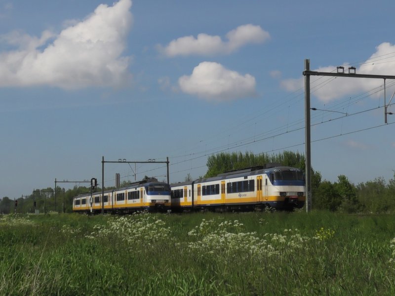 Twee SGM stellen passeren elkaar. (Foto: Spotter Crazyperson)