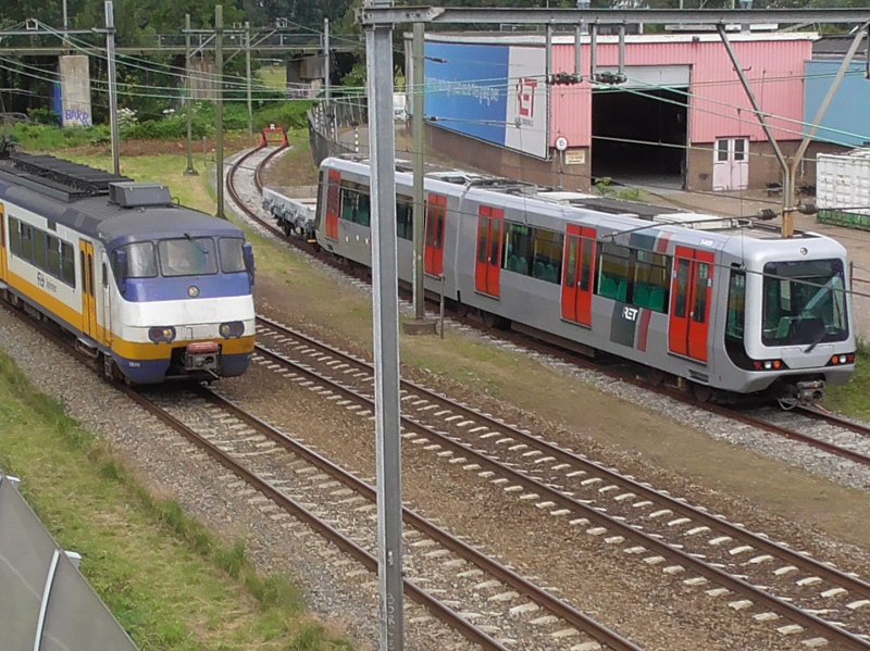 Een SGM passeert een van de opstelsporen van de RET. (Foto: Spotter Crazyperson)