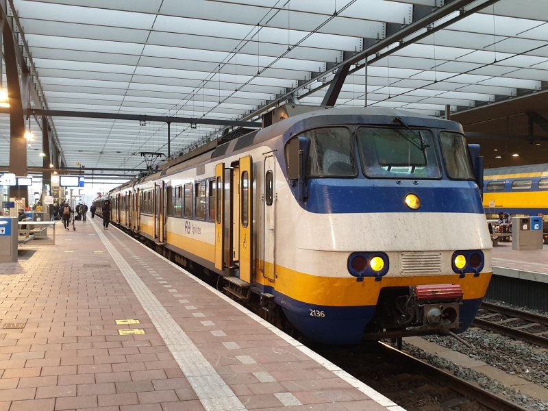 Een twee-delige SGM Sprinter op Rotterdam Centraal. (Foto: )