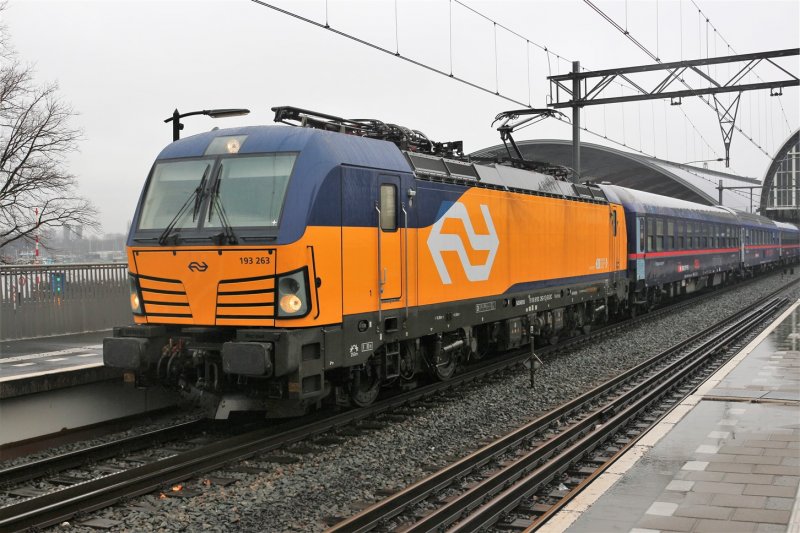 De geleaste Vectron locomotief voor deze nieuwe internationale verbinding. (Foto: Treinenweb)