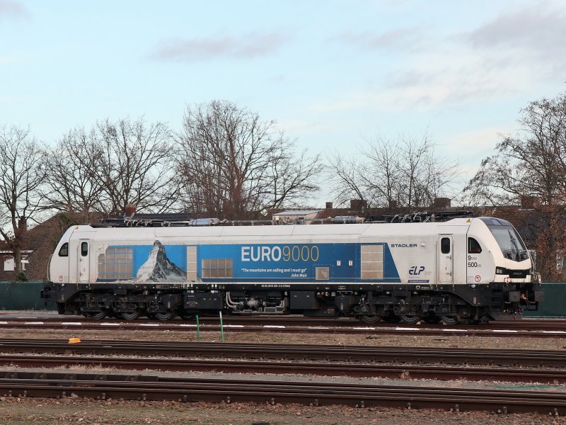 De Stadler Euro9000 wachtend op zijn proefrit in Zwolle (Foto: Grard Drost)