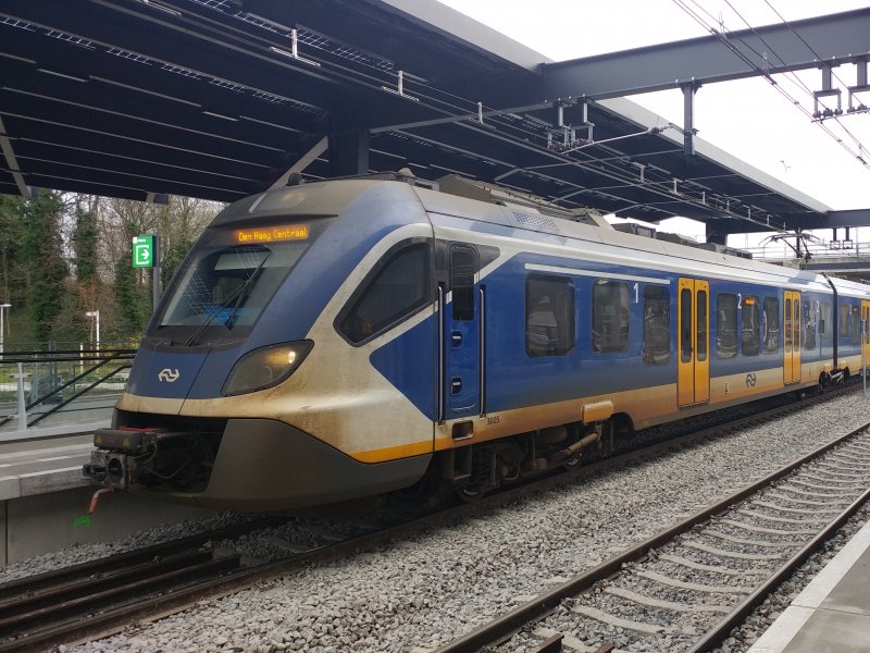 Een Sprinter die aan de binnenzijde van de perrons stopt. (Foto: Delft Trains)