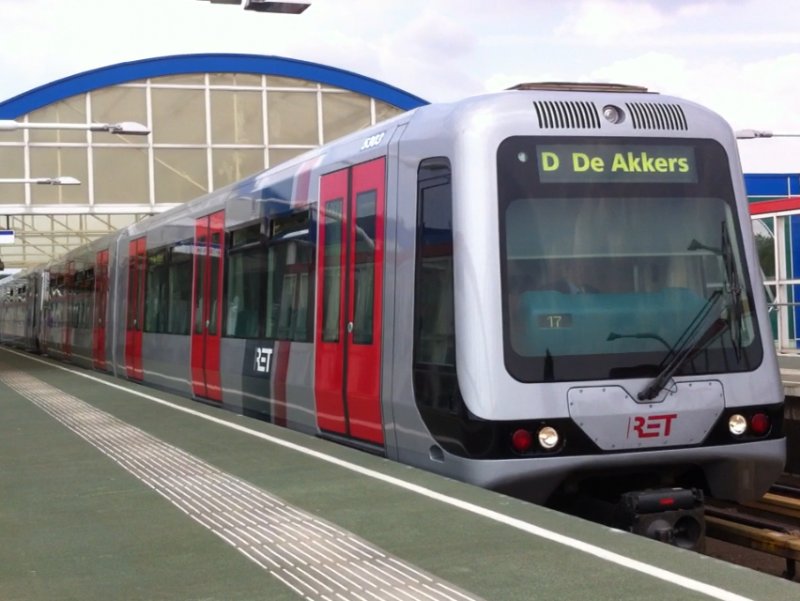 Vanwege personeelstekort door voornamelijk quarantaine rijdt de RET vanaf maandag minder metro's. (Foto: Mennov1996)