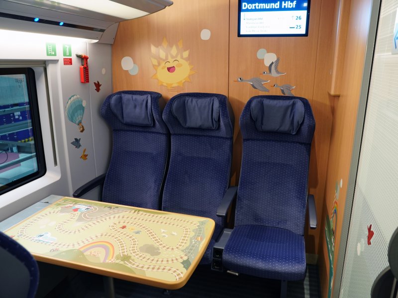 Het interieur van de ICE3-neo. (Foto: Deutsche Bahn AG / Volker Emersleben)