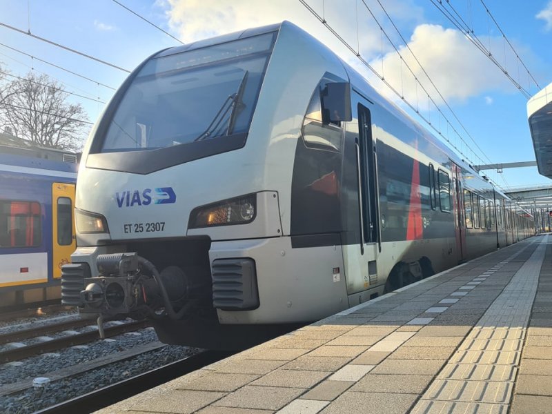Schade aan Duitse VIAS-trein na botsing met fiets - Treinenweb