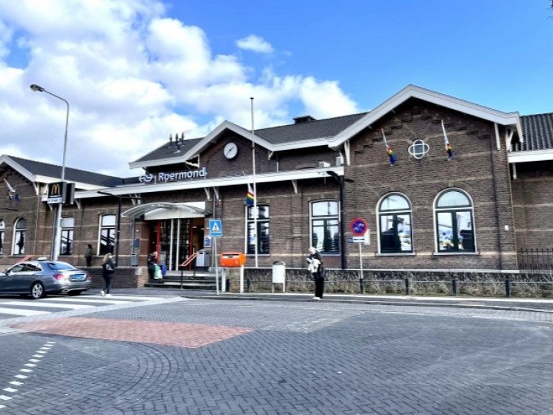 Het stationsgebouw van Roermond die de komende maanden onder handen wordt genomen. (Foto: NS / Arno Leblanc)