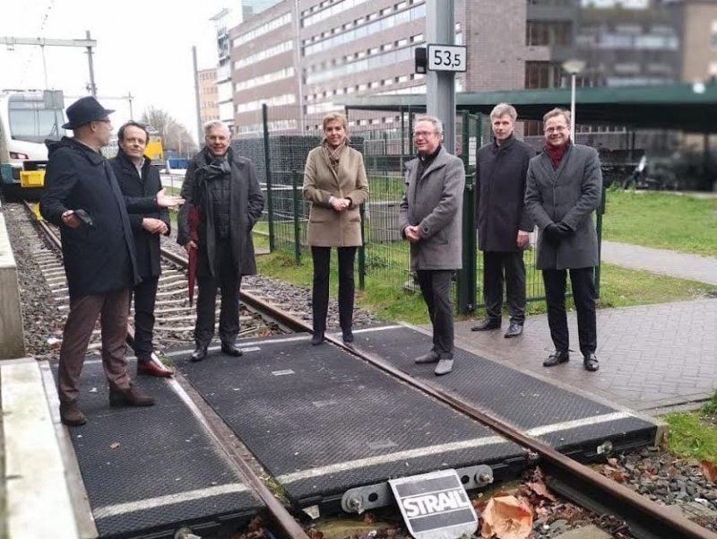 De delegatie op het kleine stukje spoorlijn in Enschede die later doorgetrokken moet worden. (Foto: EuRegio)