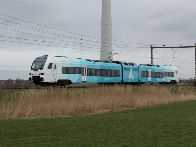 De Arriva WINK 605 is onderweg richting Marinberg (Foto: @Erwinstreinen (Twitter))