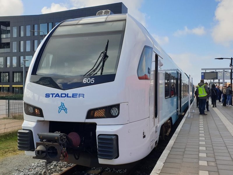 Een WINK-trein van Arriva als test om op batterijen te rijden. Hier staat deze in Doetinchem tijdens een publieke presentatie. (Rechten: Treinenweb)