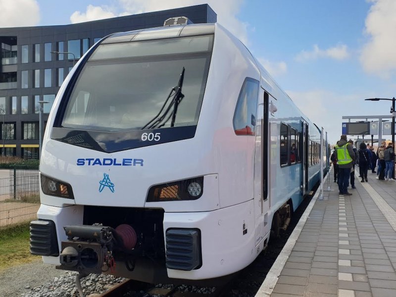 Een WINK-trein van Arriva eerder dit jaar tijdens een proef als batterijtrein. (Foto: Treinenweb)