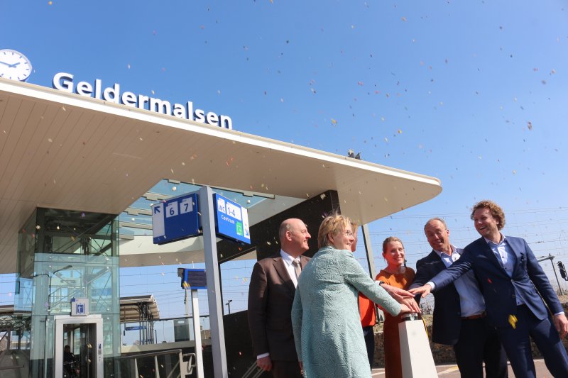De opening die onder meer door de staatssecretaris van I&W werd voltrokken. (Foto: Copyright Treinenweb.nl)
