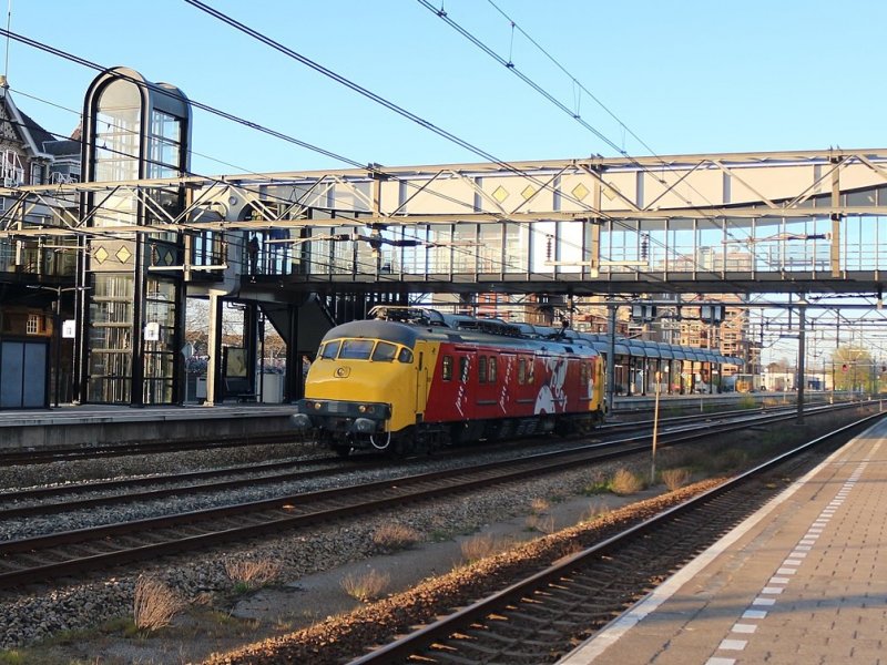 De laatste kleurstelling van de posttreinen. Deze is van de Stichting CREW 2454 en is in de laatste kleuren van de toenmalige PTT gestickerd. (Foto: Treinenweb )