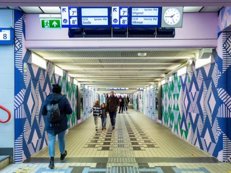 De nieuwe versierde wand van de oostelijke reizigerstunnel. (Foto: Felix Kalkman)