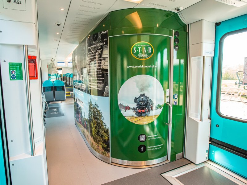 Het interieur met promotionele teksten en afbeeldingen over de STAR (Foto: Arriva)