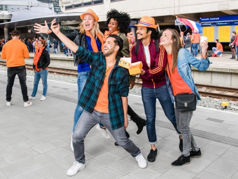 De NS rijdt 27 april weer de speciale Oranjedienstregeling. (Foto: NS)