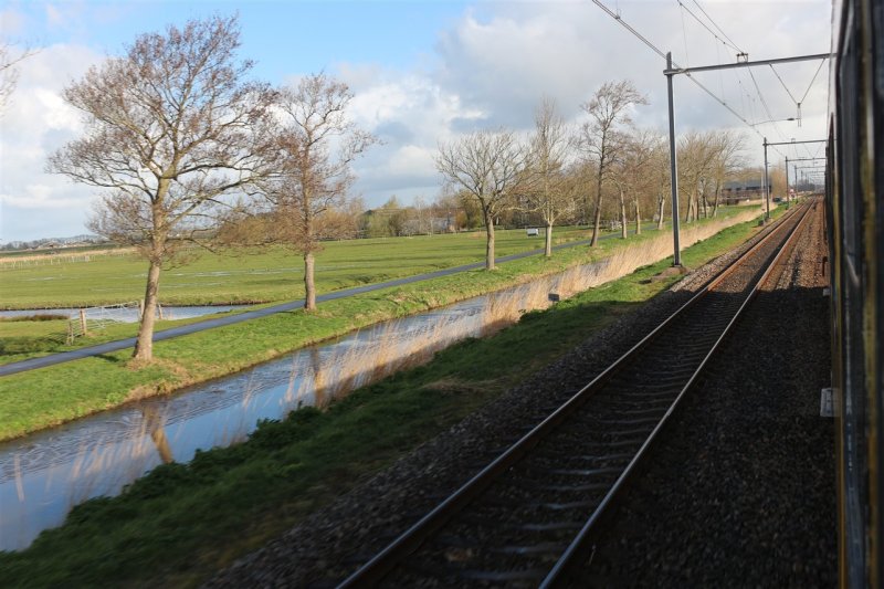 Tijdens de reis van Hoorn naar Enkhuizen passeer je veel water en veel groene weilanden.