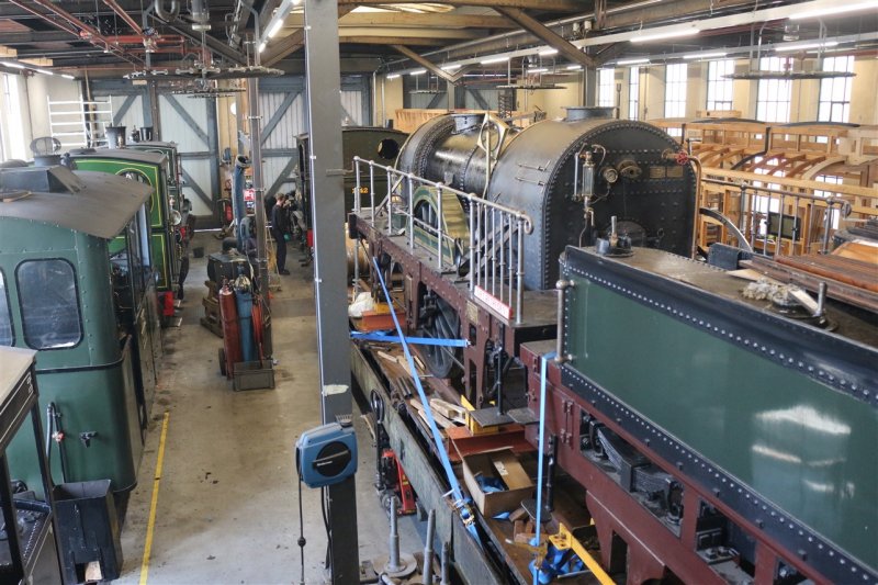 De Arend van het Spoorwegmuseum (rechts) wordt hier onderhouden voor een nagelgat-onderzoek.