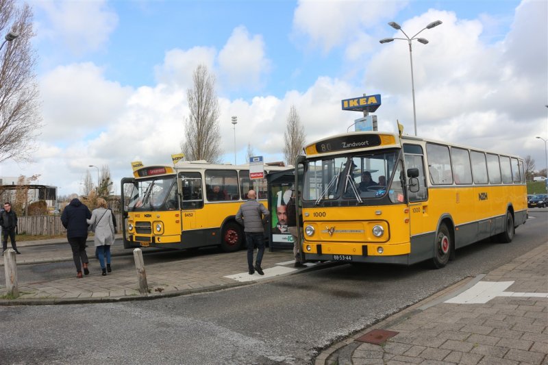 Het vervoer tussen station Haarlem-Spaarnwoude en het NZH Museum ging met deze nostalgische bussen van Den Oudsten.