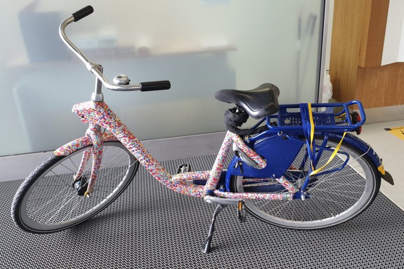 Een feestelijk versierde 'confetti' OV-fiets. 