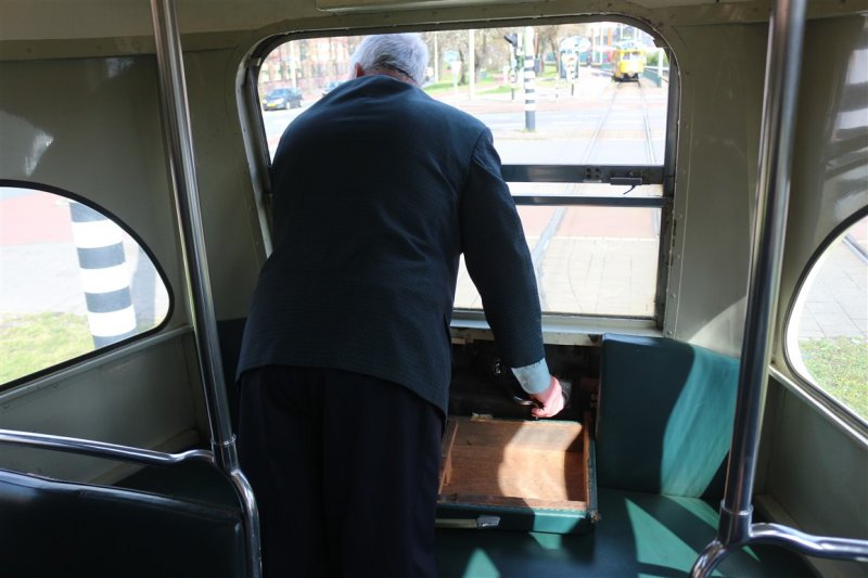 Een bijzonder momentje: Het kopmaken via een hulpstuurstand om het museumterrein op te komen.