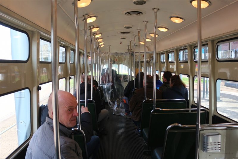 De trams zaten vol met het safari-gezelschap.