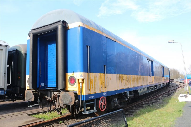 Een van die twee waterwagens die de SSN gebruikt om de stoomlocomotieven te kunnen vullen. De kleuren komen vast wel bekend voor, want deze trein reed vroeger bij de NS als Overnight Express.