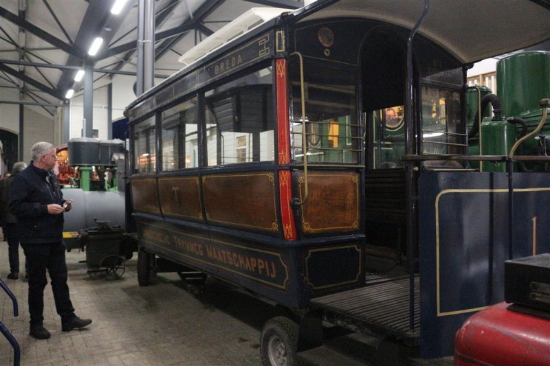 Een van de klassieke tramrijtuigen in het RTM museum in Ouddorp.