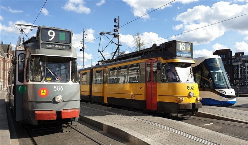 Een foto van de generatie aan trams is niet compleet totdat de nieuwste 15G-tram er ook toevallig bij komt.