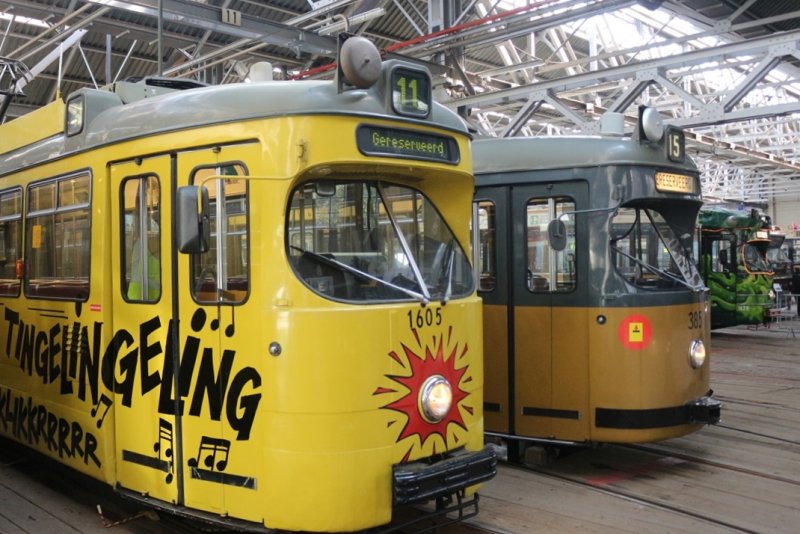 Ook enkele andere bijzondere reklame-trams staan er in de remise van de RoMeO.