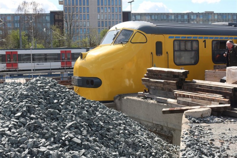 De diesel-drie 151 op een van de aanvoersporen van de GVB bij een hoop met grind voor ballast.