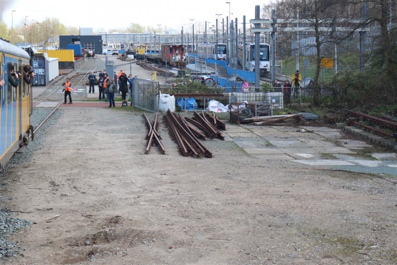 De hekken zijn geopend zodat we het terrein op kunnen rijden. Bij deze bijzondere stop was veel belangstelling. 