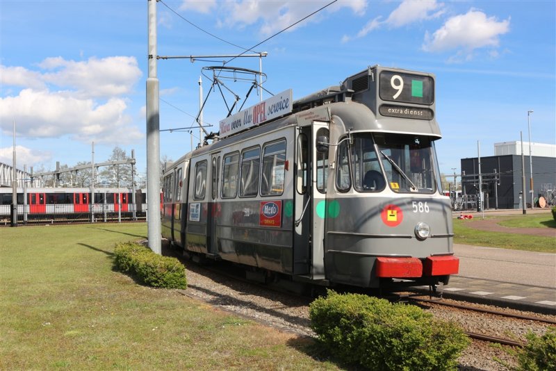 De 586 staat klaar om onze naar Amsterdam Centraal te brengen.