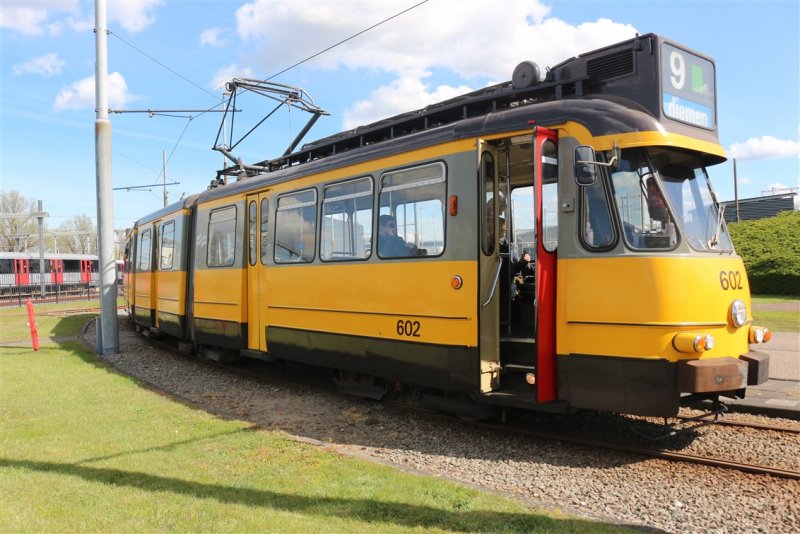 Ook de 602 stond gereed om het andere deel van de groep naar het station te brengen.