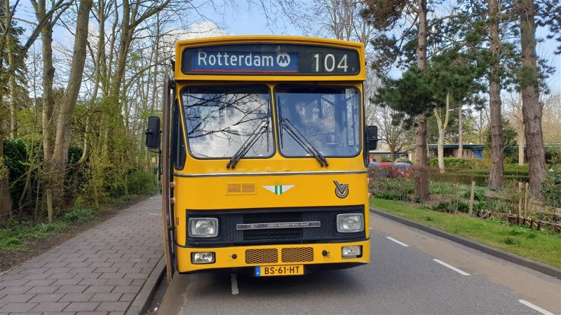 Na wat handwerk, want zo gaat dat bij deze oldies, rijden we onder lijnnummer 104.