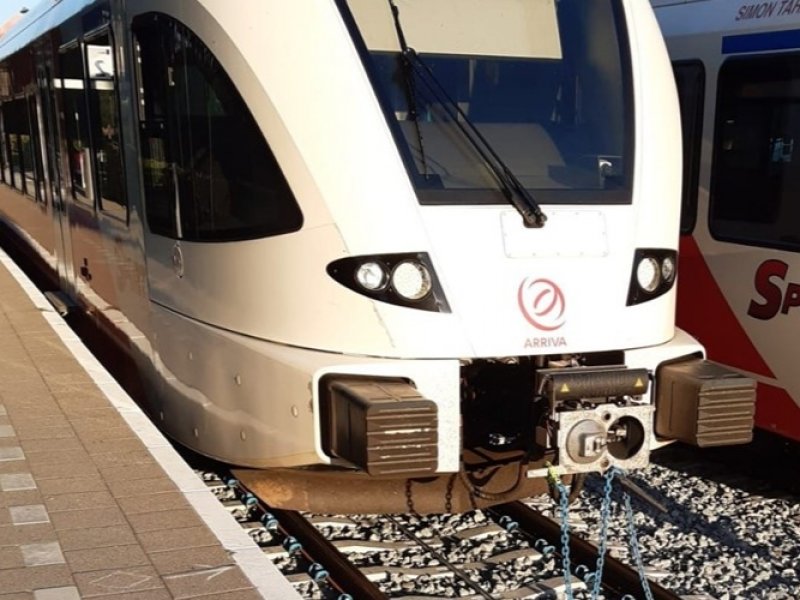 De protesterende boeren hebben tijdens de actie het spoor geblokkeerd en twee treinen aan de ketting gelegd. (Foto: ProRail)