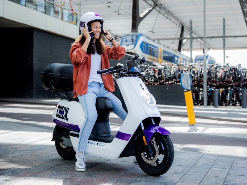 De e-scooters van Check die vanuit de NS-app te vinden zijn. (Foto: Daisy Fotografie / NS)