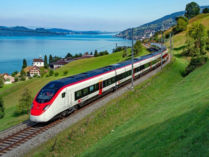 De Giruno van de SBB langs de Zugersee. (Foto: Dario Husermann)