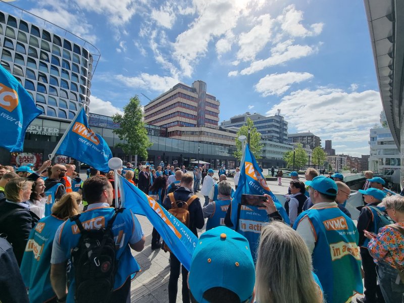 Daarna vervolgden de actievoerders hun weg naar het NS-hoofdkantoor. (Foto: )