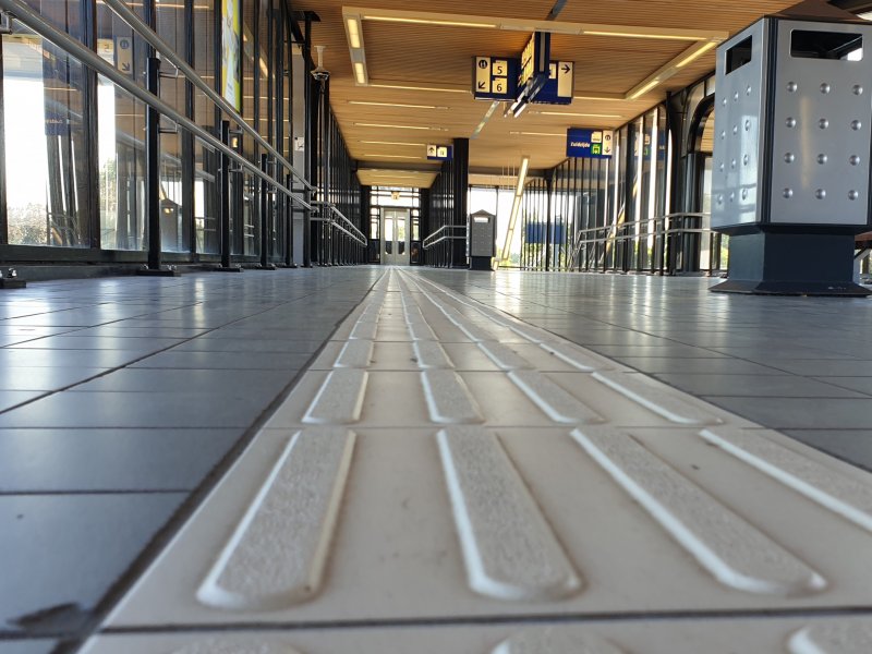 Een geleidelijn op station Woerden. (Foto: Treinenweb)