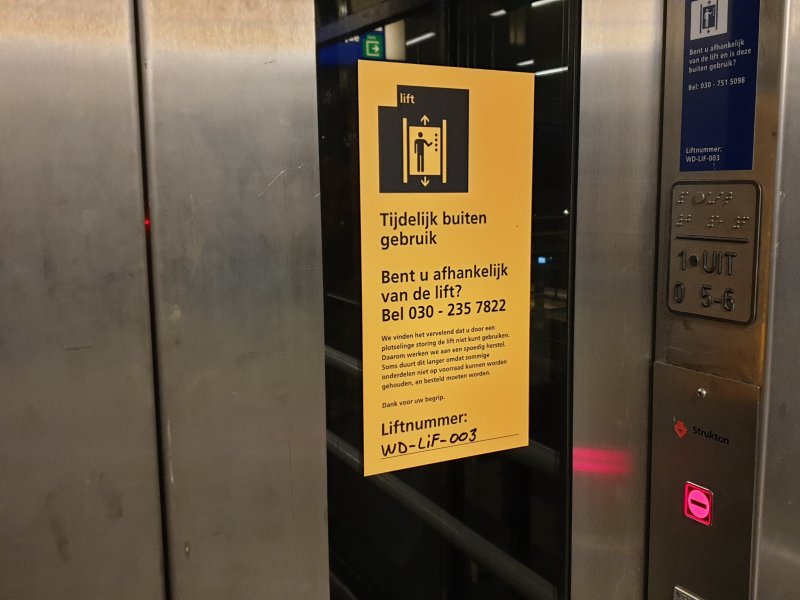 Een lift die buiten werking is krijgt van ProRail een gele waarschuwingssticker. (Foto: Treinenweb)