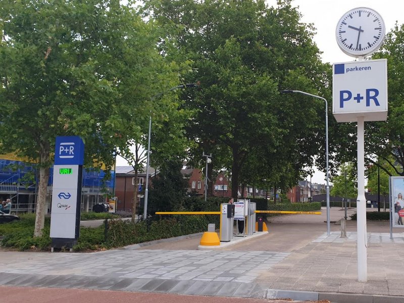 De nieuwe entree van de Q-Park parkeerplaatsen bij het station. (Foto: Treinenweb)