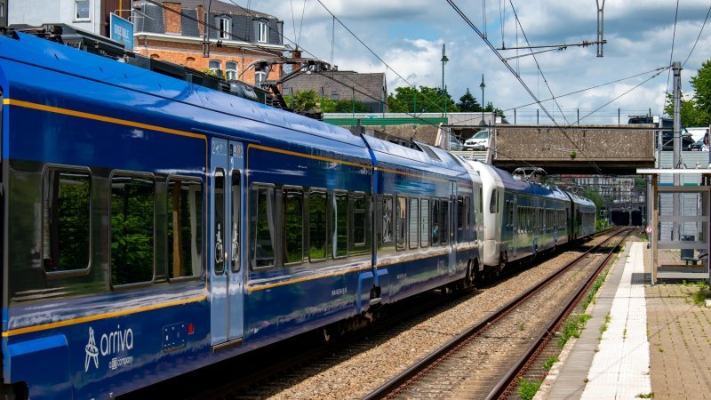 De treinstellen 550,555 en 554 tijdens een testrit in de Brusselse stadsdeel Thurn en Taxis. (Foto: Anas Seyour)